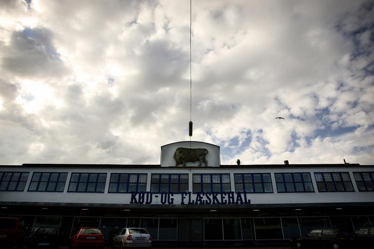 Nu åbner det femte galleri i Kødbyen. Hos Christian Andersen - der ligger mellem et pizzeria og en kødgrossist - står den på ung, international samtidskunst. 