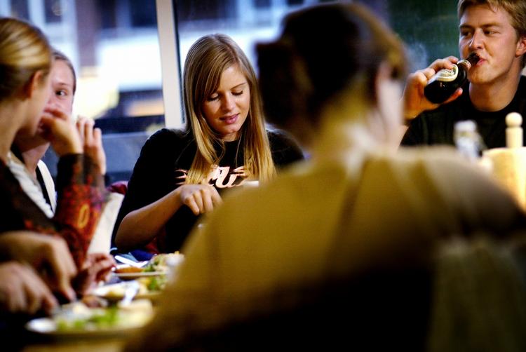 Fællesspisning på kollegiet. Den mest populære ret er lasagne, men her står den dog på steg og lasagne. Arkiv 