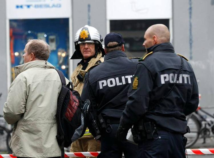 Afspærret. Politi og brandvæsen i Gothersgade, som er spærret af. 