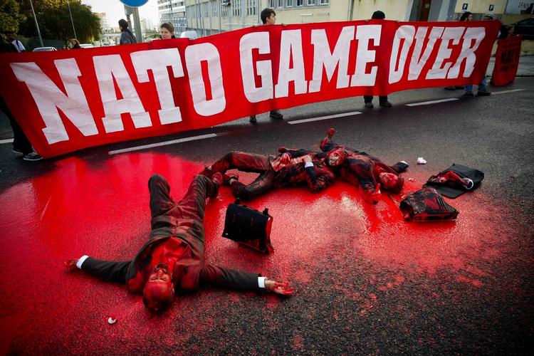 Rødglødende. Nato-topmødet i Lissabon fået demonstranter på banen. Her blokerer nogle af dem en vej til topmødecenteret i en plamage af rød maling. 