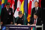 Aftale. Afghanistans præsident, Hamid Karzai, underskriver aftalen sammen med Natos generalsekretær, Anders Fogh Rasmussen. Bagved til højre kigger FN's generalsekretær Ban Ki-moon på. 