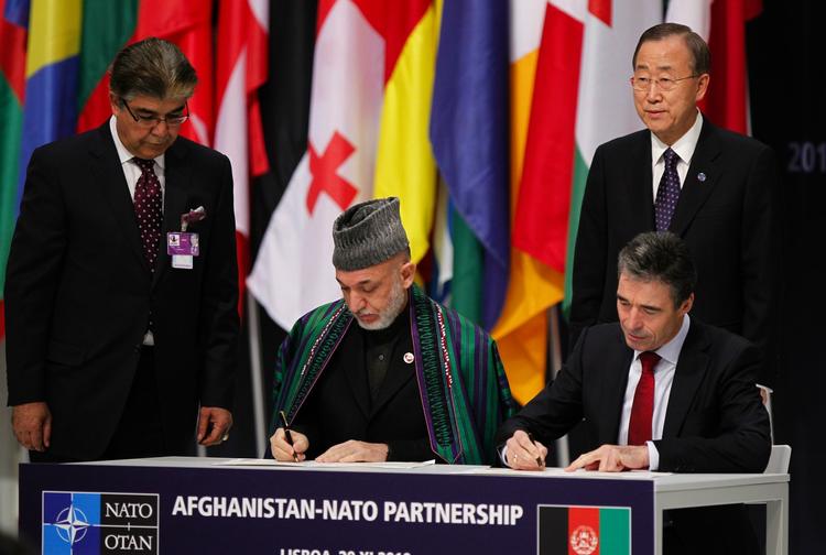 Aftale. Afghanistans præsident, Hamid Karzai, underskriver aftalen sammen med Natos generalsekretær, Anders Fogh Rasmussen. Bagved til højre kigger FN's generalsekretær Ban Ki-moon på. 