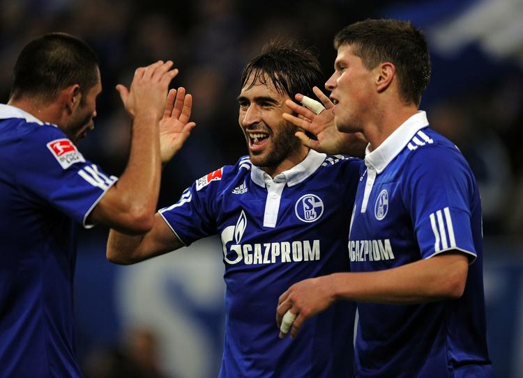Hattrick. Raùl scorede tre gode mål med sit normalt kolde højreben, da Schalke vandt 4-0 over Werder Bremen. 