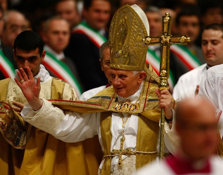 Pave Benedict XVI giver grønt lys til brug af kondom, hvis hensigten er at forhindre spredning af hiv og ikke at forhindre graviditet. 