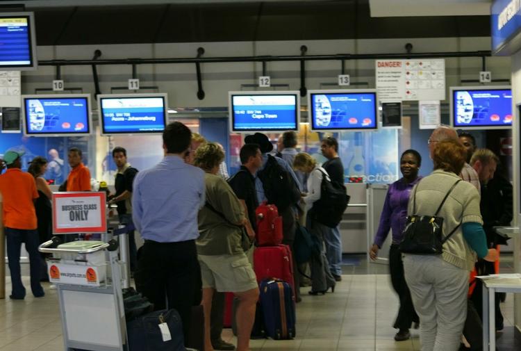 Forsinket. Et Air Berlin-fly mod München blev holdt tilbage i lufthavnen i Windhoek, da det, man frygtede var en bombe, blev opdaget. 