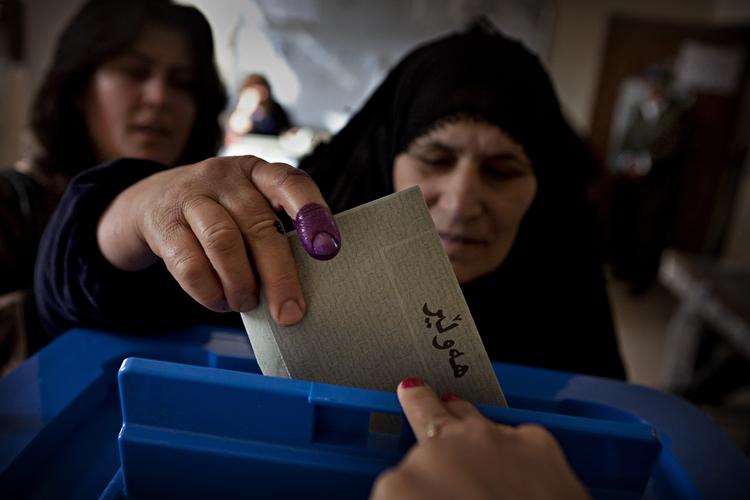 Demokrati. Valgene i marts var ifølge uafhængige, udenlandske valgobservatører ikke behæftet med grove forsyndelser, og de månedlange koalitionsforhandlinger, har ikke efterladt vigtige politiske grupper i kulden. Arkiv 