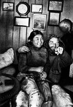 freuchens kvinder. Eventyreren var gift flere gange. Her ses han til  venstre med Navarana på skødet. Hun døde tidligt fra ham. Foto fra bogen: Arktisk Institut 