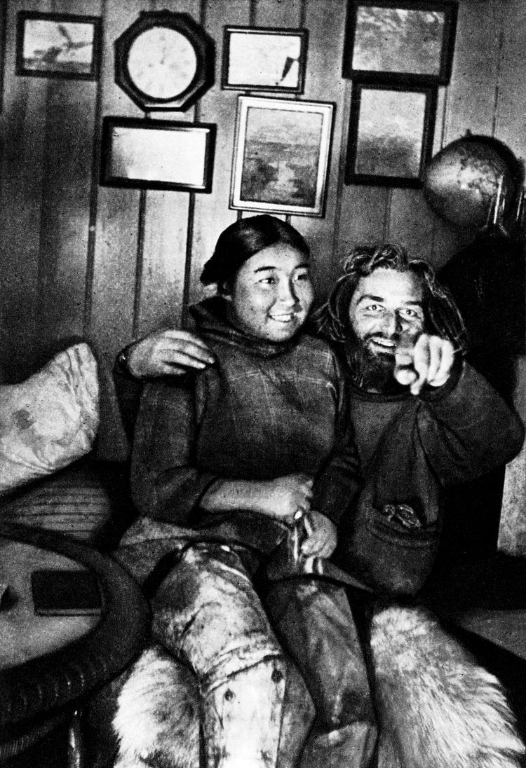 freuchens kvinder. Eventyreren var gift flere gange. Her ses han til  venstre med Navarana på skødet. Hun døde tidligt fra ham. Foto fra bogen: Arktisk Institut 
