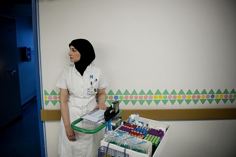 Risikozonen. Hasna Hadi er bioanalytiker på Rigshospitalet i København. Hun risikerer, at nogle patienter nægter at lade sig behandle af hende. 