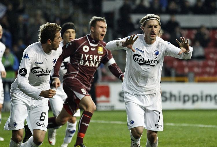 straffe. Cesar Santin jubler efter scoringen til 2-0, mens den uheldige Andreas Bjelland skriger sin frustration ud. 