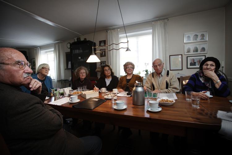 Hygge. Eva og Kai Bovien samler et par gange om ugen ældre indvandrere i hjemmet  i Vanløse. 