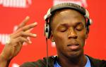Omstilling. Sprinteren Usain Bolt er klar til at skifte løbebanen ud med græs tæppet på Old Trafford. 