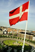 Globalisering. Hvor ligger Danmark? I Norden? I Europa? I verden? Vel nok nærmest det sidste, sådan globalt og globaliseret forstået. 