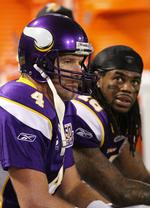 exit. Quarterback Brett Favre (t.v.) og wide receiver Sidney Rice kan holde ferie, når grundspillet er forbi. 