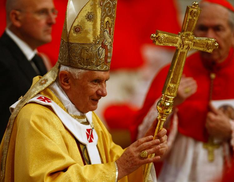 Hiv-kamp. Pave Benedikts udmelding om, at det kan være okay at dyrke sex med kondom, kan redde millioner fra at blive hiv-smittet, mener Læger uden grænser. 