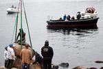Det var lidt af et tilløbsstykke, da Den lille havfrue i lørdags blev løftet på plads. Det er stenhugger Flemming Brian Nielsen (med ryggen til i brun jakke), der har haft ansvaret for den samlede operation med at få skulpturen ud og hjem igen. 