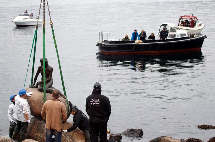 Det var lidt af et tilløbsstykke, da Den lille havfrue i lørdags blev løftet på plads. Det er stenhugger Flemming Brian Nielsen (med ryggen til i brun jakke), der har haft ansvaret for den samlede operation med at få skulpturen ud og hjem igen. 