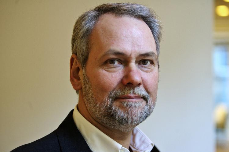 OPFORDRING. FOA-fomand Dennis Kristensen vil have Bertel Haarder til at markere sig yderligere i debatten om tørklæder i det danske sygehusvæsen. 