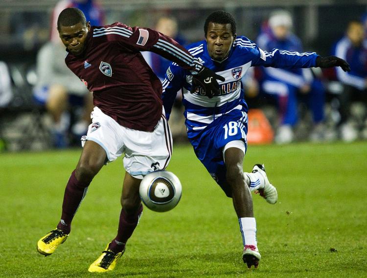 Nærkamp. Colorado Rapids-spilleren Anthony Wallace (t.v.) trak det længste står mod Martin Chavez og Dallas. 