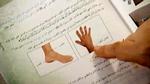 Skolebøger. En brugsanvisning i en skolebog gennemgår her afhugning af hænder og fødder. 