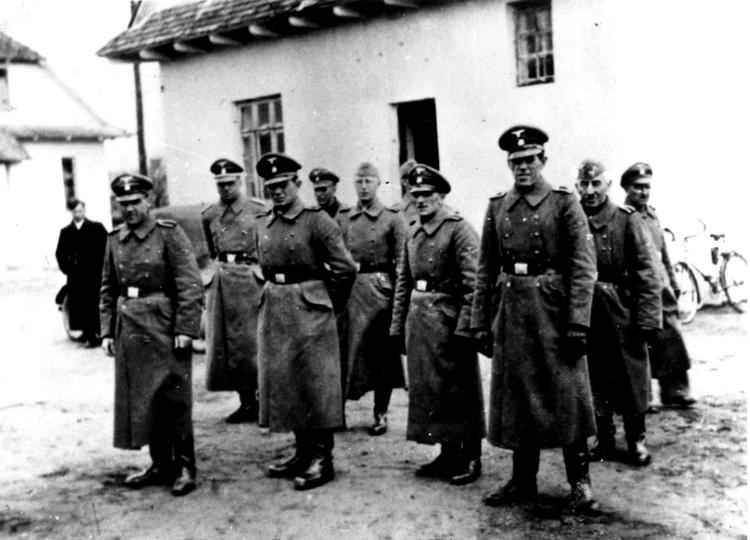 Dødslejren. Tyske lejrvagter fotograferet i dødslejren Belzec i det besatte Polen i 1942. Samuel Kunz, der nu er død, stod anklaget for medvirken til drab på tusindvis af jøder i denne lejr. 