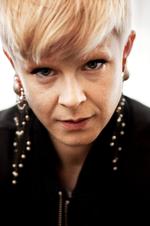 Kontrol. Robyn fotograferet før koncerten i København i oktober. En ret presset stjerne, der skal overskue alle forberedelser til koncerten, men sådan er det at være sin egen chef og have fuld kontrol med sin musik og sin karriere. »Det er bedre at have mindre tid til sig selv, men til gengæld have det sjovt med det, man laver«, siger hun. 