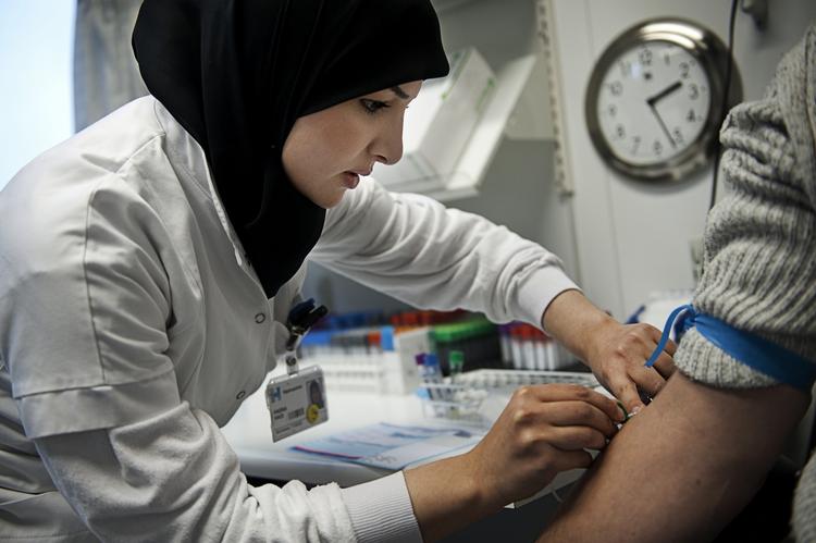 PSEUDODEBAT. Medierne puster tørklæde-debatten op, mener sygeplejersker og hospital. 