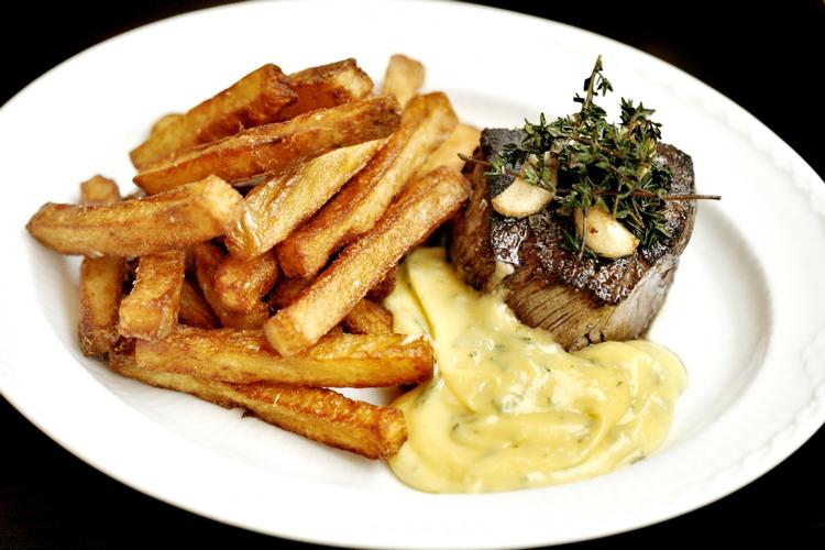 Restaurant Oubæk serverer en god omgang bøf bearnaise. 