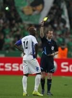 strejke. Dommer William Collum og kollegaerne vil ikkepå arbejde i den kommende weekend. Her giver William Collum FCK-spilleren Dame N'Doye en advarsel i Champions League-kampen mod Panathinaikos. 