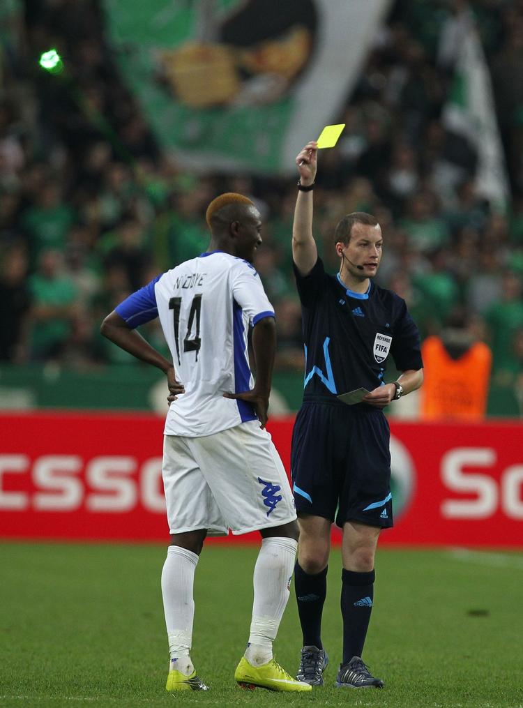 strejke. Dommer William Collum og kollegaerne vil ikkepå arbejde i den kommende weekend. Her giver William Collum FCK-spilleren Dame N'Doye en advarsel i Champions League-kampen mod Panathinaikos. 