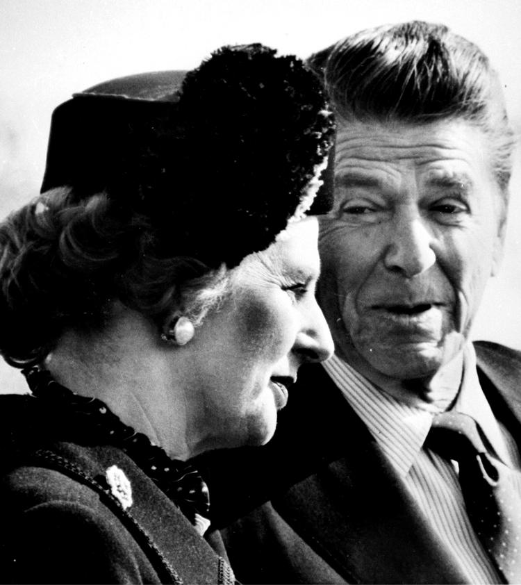 soulmates. Præsident Ronald Reagan og Margaret Thatcher taler sammen 1981 i Det Hvide Hus. Han kaldte hende »den bedste mand i England«, og hun sagde engang, at han var »den næstvigtigste mand i mit liv«. Arkivfoto: AP 
