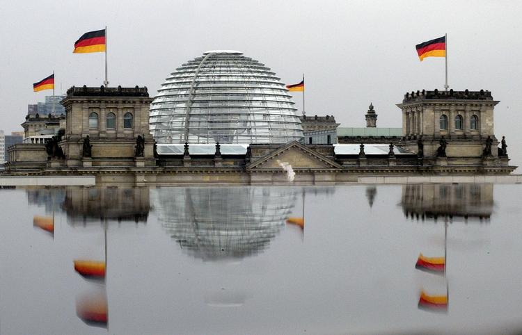 LUKKET. Glaskuplen over Rigsdagen er et af  det nye Berlins vartegn. Nu er den lukket for offentlighededen 'indtil videre'. 