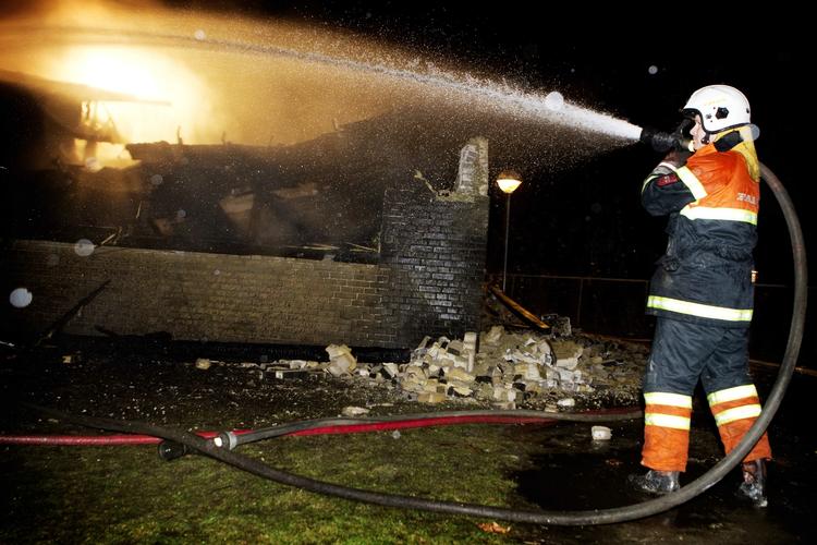 SKOLEBRAND. En del af Syvstjerneskolen i Værløse er styrtet sammen efter ødelæggende brand. 