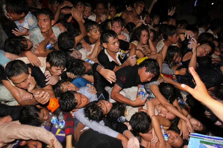 Panik. Det opstod vild trængsel, da titusinder af festivaldeltagere var samlet på broen over Tonle Sap-floden under årets vandfestival, der markerer afslutningen på regntiden. 