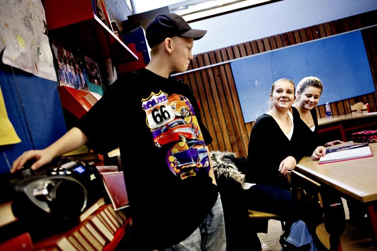 Frikvarter? Patrick, Cille og Sarah slår to timer ihjel med at høre musik og hyggesnakke, fordi der ikke er sat nogen vikar på til deres dansktime på Damagerskolen i Greve. 