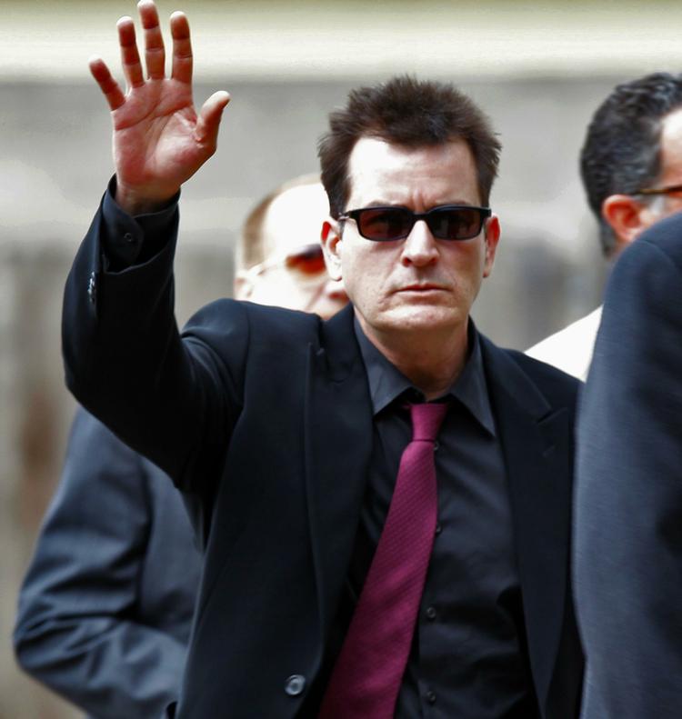 Amok. Charlie Sheen smadrede et hotelværelse, som han boede på med en pornostjerne. 