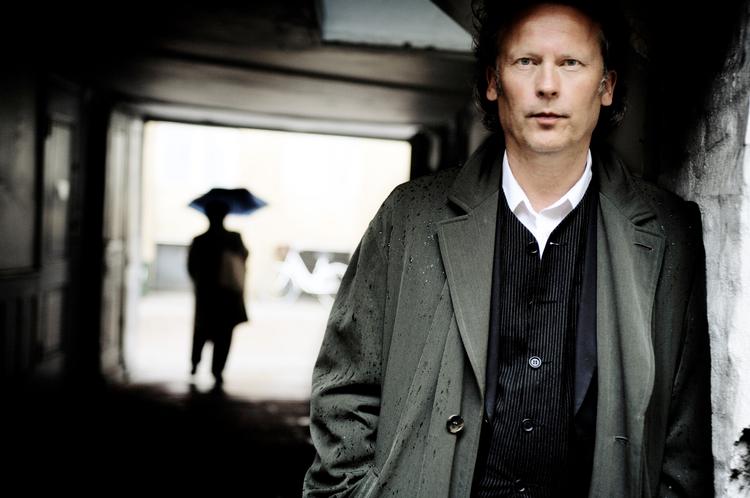 Dekonstruktion. Klas Östergren har skrevet en burlesk og begavet fortælling om kunstens selvopfattelse  i 1980'erne. 