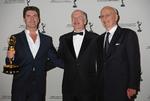 Tillykke. Simon Cowell (t.v.) med sin pris flankeret af den internationale Emmy-præsident Bruce Paysner og mediemogulen Rubert Murdoch. 