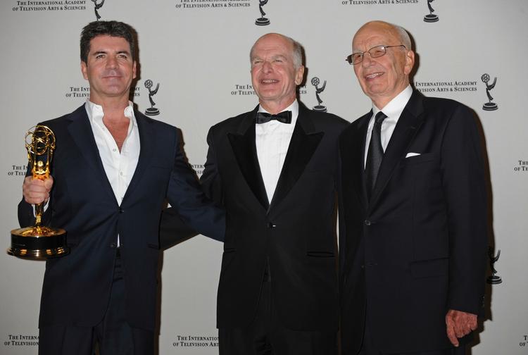 Tillykke. Simon Cowell (t.v.) med sin pris flankeret af den internationale Emmy-præsident Bruce Paysner og mediemogulen Rubert Murdoch. 