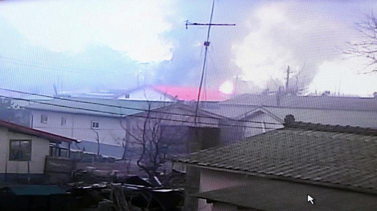 Der er brand i flere huse ramt af nordkoreanske granater. 