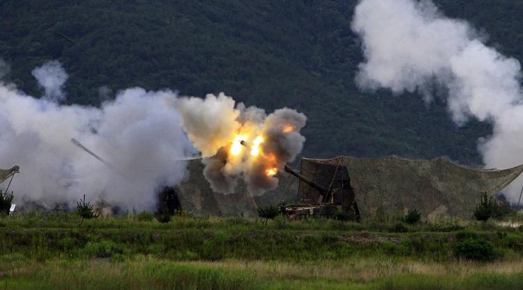 Sydkoreansk artilleri besvarede granatangrebet fra Nordkorea. Samtidig har Sydkorea sendt F16-kampfly på vingerne. 