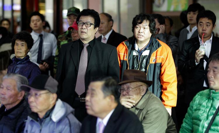 Chokerede indbyggere i den sydkoreanske hovedstad fulgte på tv-skærme som her på en togstation med i hændelserne på Yeonpyeong-øen. 