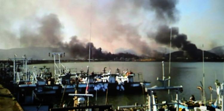Øen Yeonpyeong ligger i Det Gule Hav tæt på det nordkoreanske fastland. Mange huse gik i brand, da nordkoreanske granater regnede ned fra himlen, og røgsøjlerne kunne ses langt væk. 