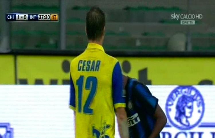 tv-bevis. Eto'o fik lov til at blive på banen, da dommeren ikke så episoden. 