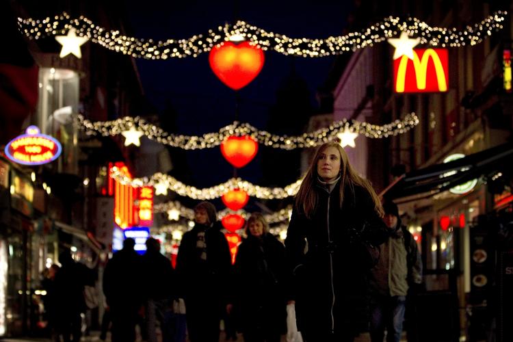 Juleudsmykningen er blevet sat op på Strøget. 