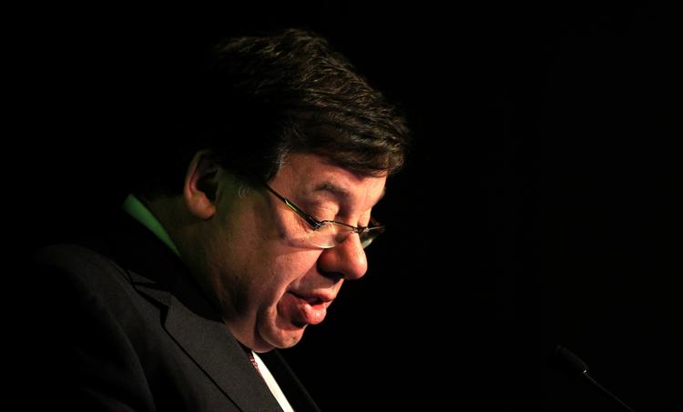 Irland. Krisen i Irland har fået flere politikere til at kræve premierminister, Brian Cowen til at gå af. 