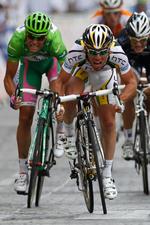 overarbejde. Ryttere som Alessandro Petacchi (bagerst) og Mark Cavendish får ekstra point at køre om i 2011-udgaven af Tour de France. 