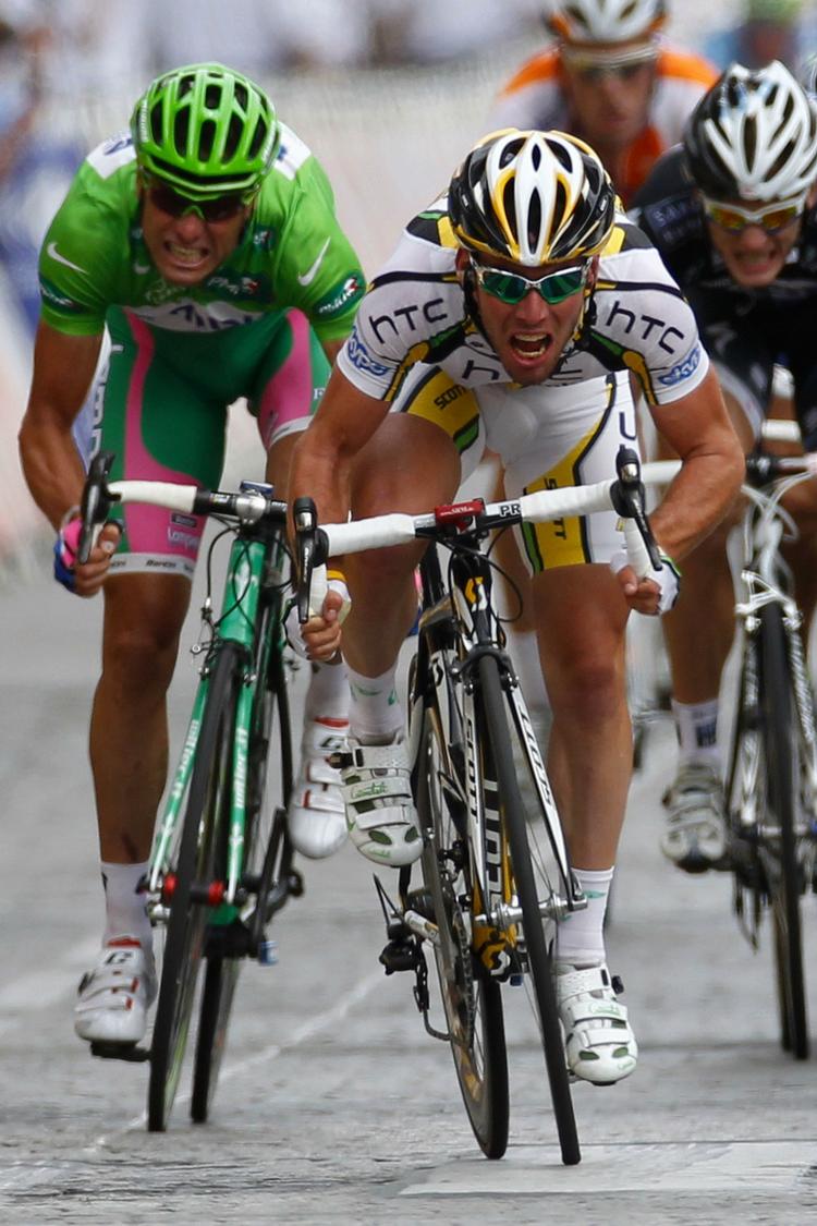 overarbejde. Ryttere som Alessandro Petacchi (bagerst) og Mark Cavendish får ekstra point at køre om i 2011-udgaven af Tour de France. 