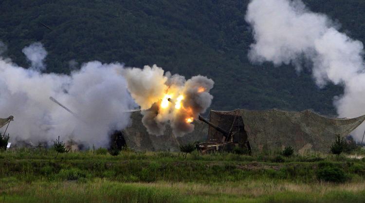 Granatkrig. Sydkoreansk militær besvarer det nordkoreanske granatangreb. 