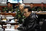 Krisesnak. Sydkoreas præsident, Lee Myung-bak, mødtes hurtigt med landets militære ledelse. Snart følger også et møde i FN's Sikkerhedsråd. 